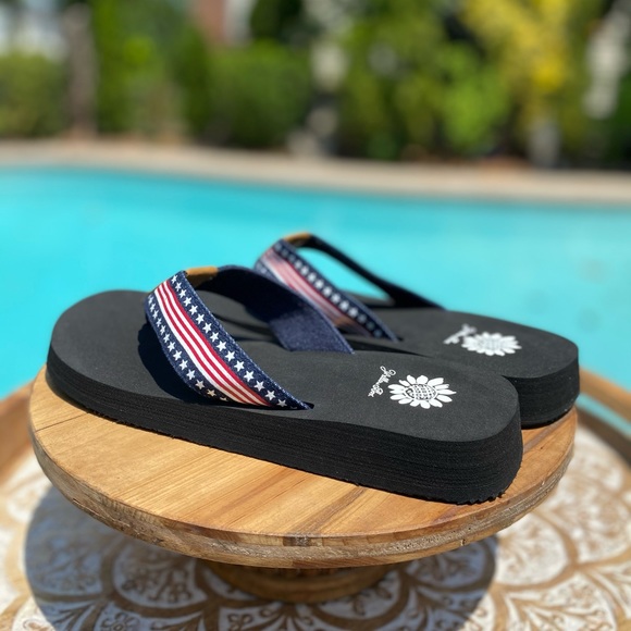 Yellow Box Size 8.5 Navy Stars/ Stripes Sandal - Picture 2 of 8